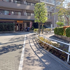 東口方面にでてコーヒー店の前を直進します